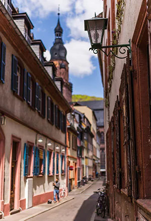 Gasse in der Heidelberger Altstadt mit Laterne und Kirchturm