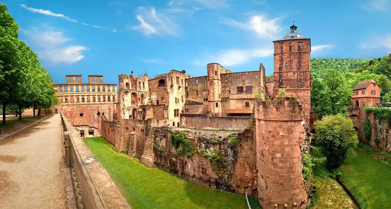 Innenhof-Ansicht des Heidelberger Schlosses mit Besucherweg